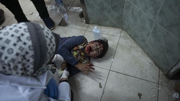 طفل جريح في مستشفى النجار على خلفية استمرار القصف الإسرائيلي في رفح، قطاع غزة، فلسطين  - سبوتنيك عربي