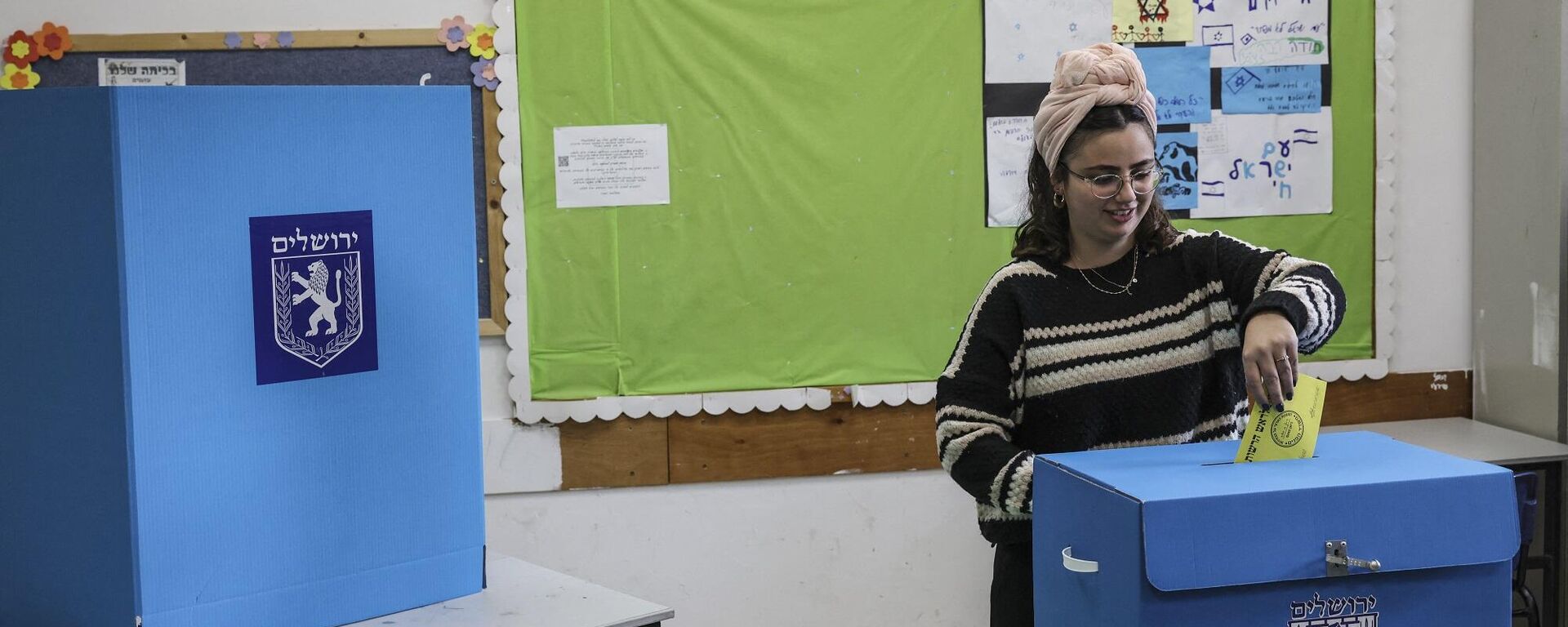 امرأة إسرائيلية تدلي بصوتها في الانتخابات البلدية التي تم تأجيلها مرتين، 27 فبراير 2024 - سبوتنيك عربي, 1920, 28.02.2024