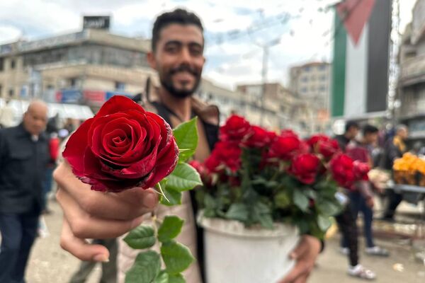 بائع الورد في رفح يرسم الابتسامة والأمل على وجوه الفلسطينيين في ظل الحرب - سبوتنيك عربي