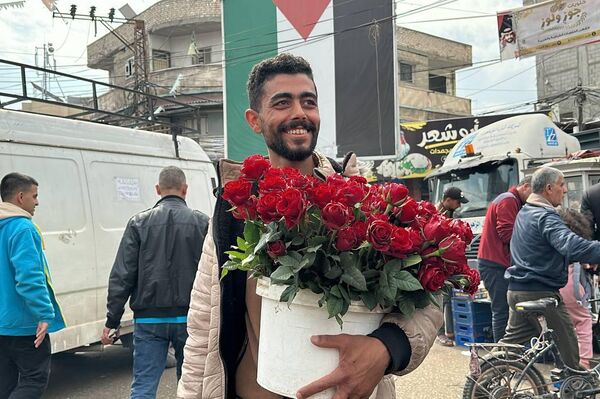 بائع الورد في رفح يرسم الابتسامة والأمل على وجوه الفلسطينيين في ظل الحرب - سبوتنيك عربي