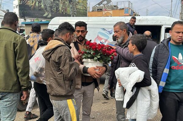 بائع الورد في رفح يرسم الابتسامة والأمل على وجوه الفلسطينيين في ظل الحرب - سبوتنيك عربي