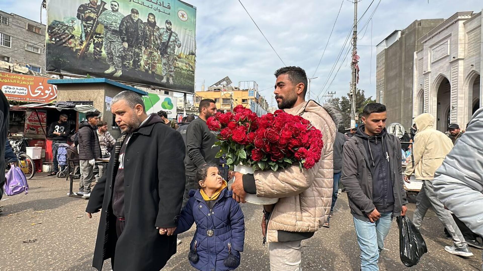 بائع الورد في رفح يرسم الابتسامة والأمل على وجوه الفلسطينيين في ظل الحرب - سبوتنيك عربي, 1920, 05.03.2024