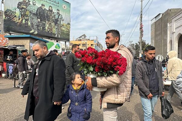 بائع الورد في رفح يرسم الابتسامة والأمل على وجوه الفلسطينيين في ظل الحرب - سبوتنيك عربي