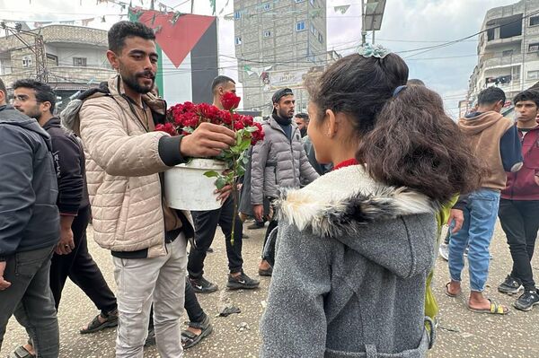 بائع الورد في رفح يرسم الابتسامة والأمل على وجوه الفلسطينيين في ظل الحرب - سبوتنيك عربي