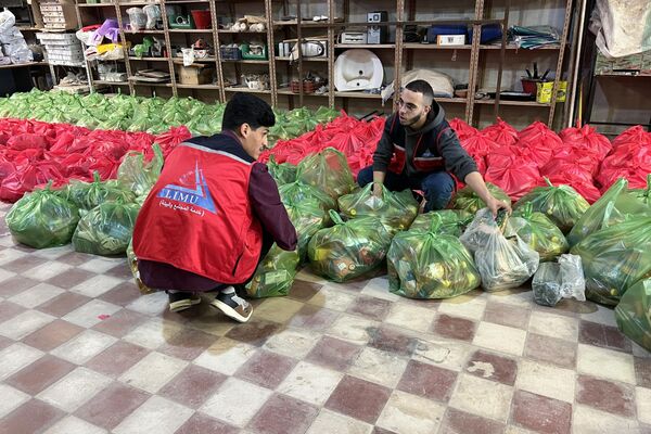 تجهيز السلة الرمضانية في بنغازي - سبوتنيك عربي