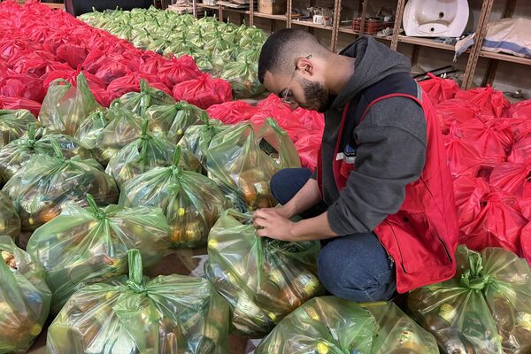 تجهيز السلة الرمضانية في بنغازي - سبوتنيك عربي