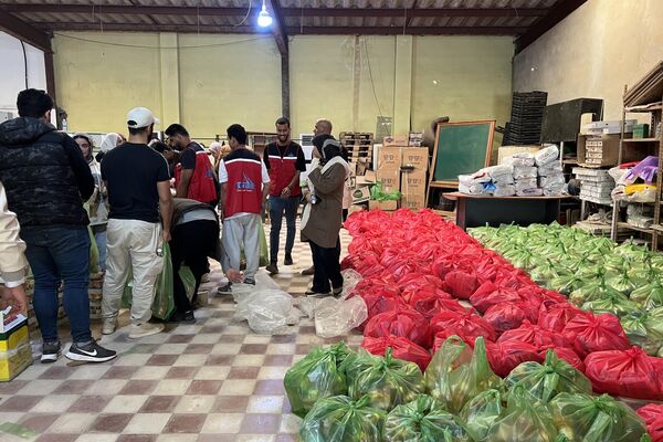 تجهيز السلة الرمضانية في بنغازي - سبوتنيك عربي