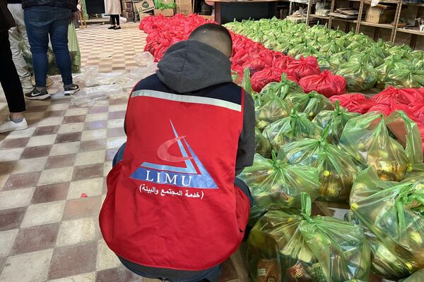 تجهيز السلة الرمضانية في بنغازي - سبوتنيك عربي