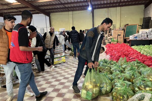 تجهيز السلة الرمضانية في بنغازي - سبوتنيك عربي