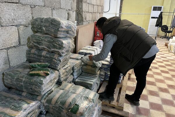 تجهيز السلة الرمضانية في بنغازي - سبوتنيك عربي