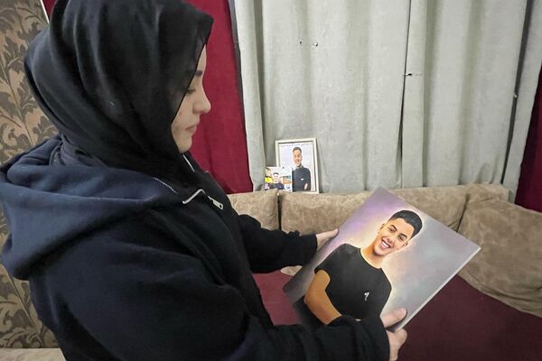 سارة محاميد تفقد والدها وشقيقها برصاص الجيش الإسرائيلي خلال حادثة وثقتها عبر جهازها المحمول    - سبوتنيك عربي