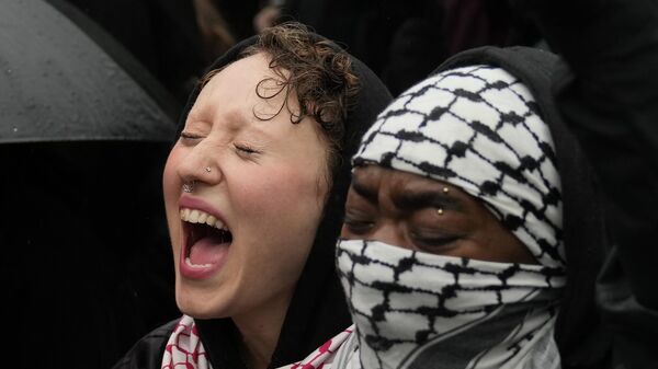 Женщины во время пропалестинской демонстрации в парке Вашингтон-сквер в Нью-Йорке  - سبوتنيك عربي
