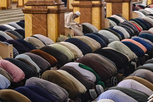 مصلون خلال صلاة التراويح في أول يوم من أيام  شهر رمضان، في مسجد ميمون في كراتشي، باكستان 11 مارس 2024. - سبوتنيك عربي