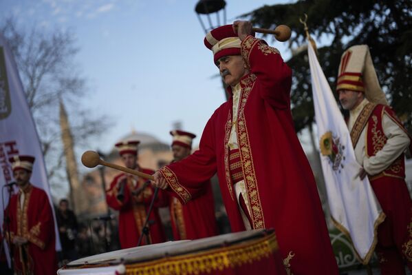 فرقة عسكرية تركية من العصر العثماني، تؤدي عرضًا قبل وقت الإفطار احتفالا باليوم الأول من شهر رمضان، في منطقة السلطان أحمد التاريخية في إسطنبول، تركيا، 11 مارس 2024. - سبوتنيك عربي