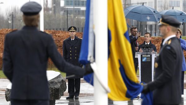 رئيس الوزراء السويدي أولف كريسترسون، يتحدث بينما يستعد أفراد الجيش لرفع علم السويد خلال حفل بمناسبة انضمام السويد إلى الناتو في مقر الناتو في بروكس - سبوتنيك عربي