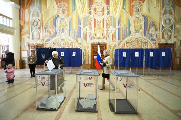 الانتخابات الرئاسية الروسية 2024 - التصويت للمواطنين الروس في لوغانسك، جمهورية لوغانسك الشعبية - سبوتنيك عربي