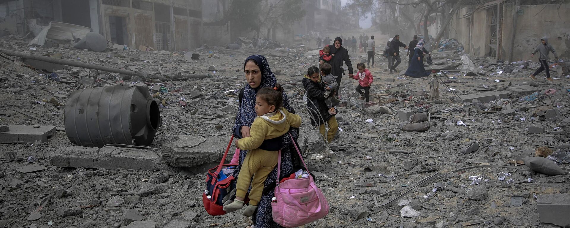 عائلات فلسطينية تفر من المنطقة بعد القصف الإسرائيلي على وسط مدينة غزة، فلسطين 18 مارس 2024 - سبوتنيك عربي, 1920, 11.05.2024