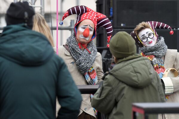 أشخاص متنكرون أثناء حفل محلي روسي في معرض روسيا. - سبوتنيك عربي