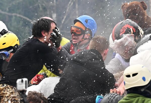 مبارزة ثلجية بين أشخاص على ضفاف نهر باكشيفسكي في ضواحي موسكو. - سبوتنيك عربي