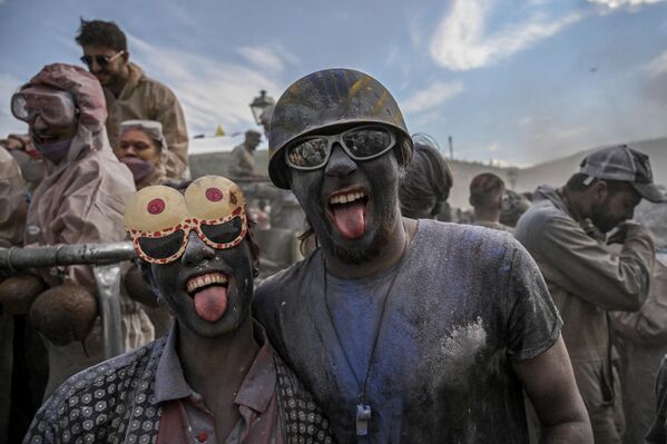 محتفلون يلتقطون صورة أثناء مشاركتهم في "حرب الطحين" التقليدية بمناسبة "الاثنين النظيف" في بلدة غالاكسيدي وسط اليونان. - سبوتنيك عربي