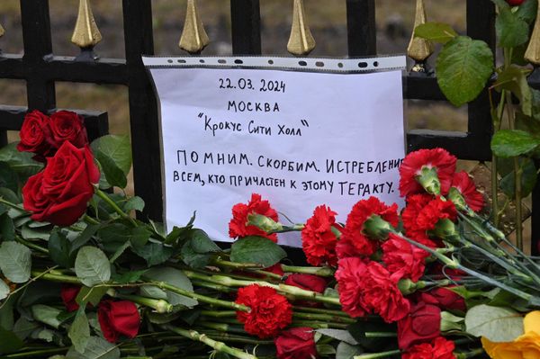 وضع أكاليل الزهور أمام سفارة روسيا في بيلاروسيا، تكريما لضحايا الهجوم الإرهابي الذي وقع في قاعة "كروكوس سيتي" في موسكو - سبوتنيك عربي
