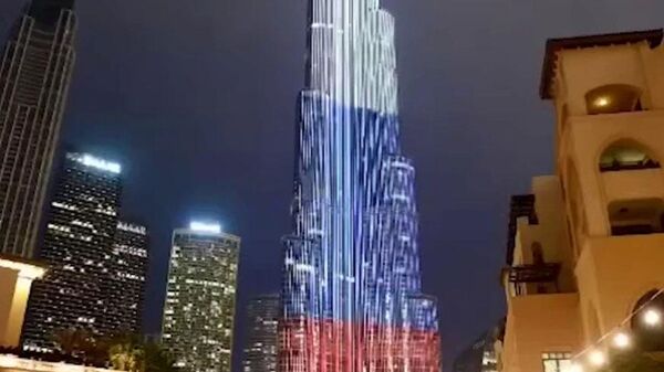 إضاءة ناطحة سحاب برج خليفة في دبي بألوان العلم الروسي، الإمارات، 24 مارس 2024 - سبوتنيك عربي