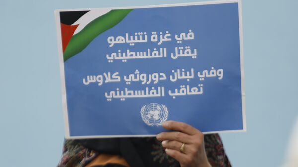 فلسطينيون يحتجون أمام الأونروا في بيروت تحت شعار لا مساومة على انتماءنا الوطني  - سبوتنيك عربي