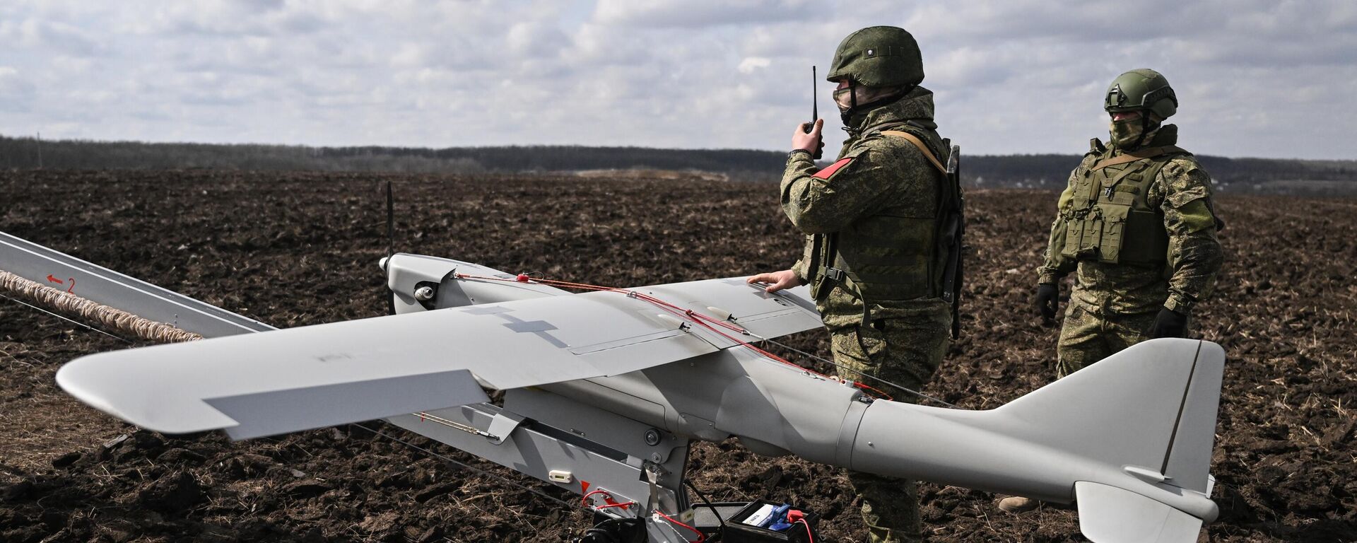 يستعد مشغلو الطائرات المسيرة لمجموعة قوات ستنتر (المركز) لإطلاق طائرة بدون طيار أورلان-30 في اتجاه أفدييفكا، بمنطقة العملية العسكرية الخاصة. - سبوتنيك عربي, 1920, 03.07.2025