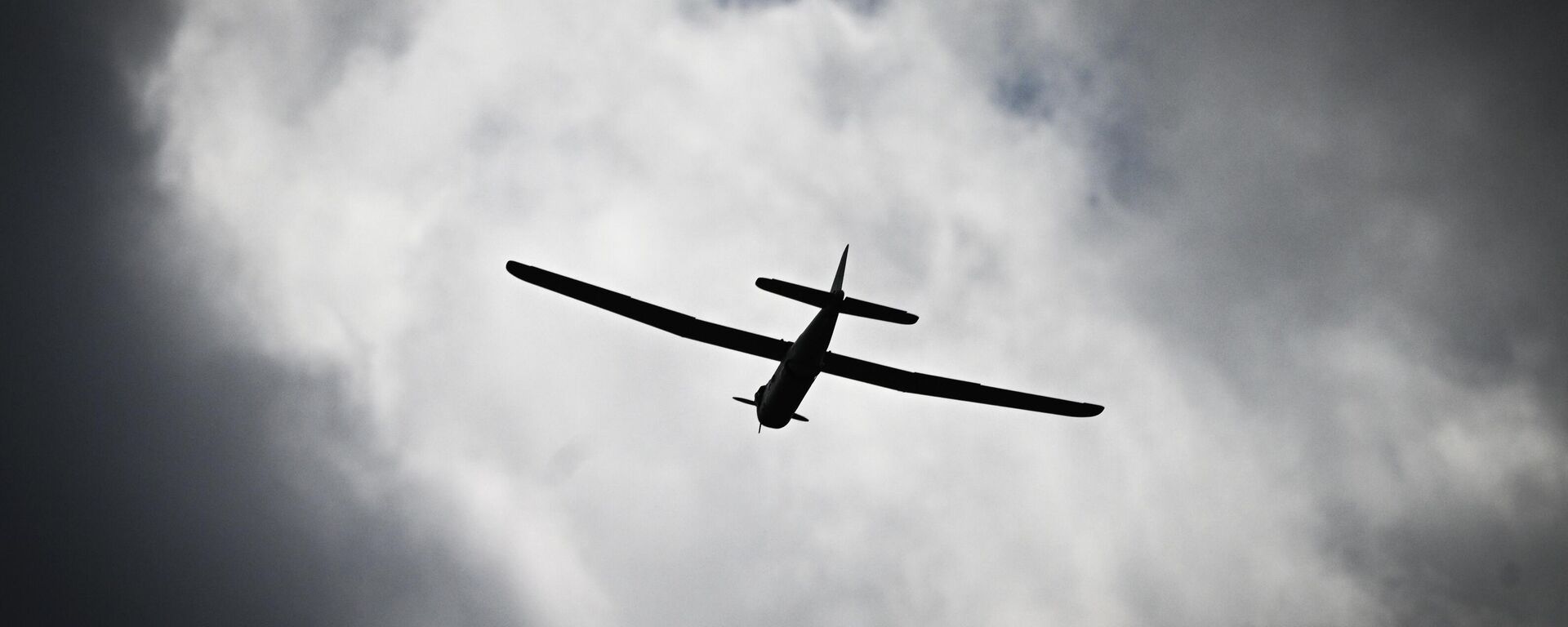 يستعد مشغلو الطائرات المسيرة لمجموعة قوات ستنتر (المركز) لإطلاق طائرة بدون طيار أورلان-30 في اتجاه أفدييفكا، بمنطقة العملية العسكرية الخاصة. - سبوتنيك عربي, 1920, 22.04.2026