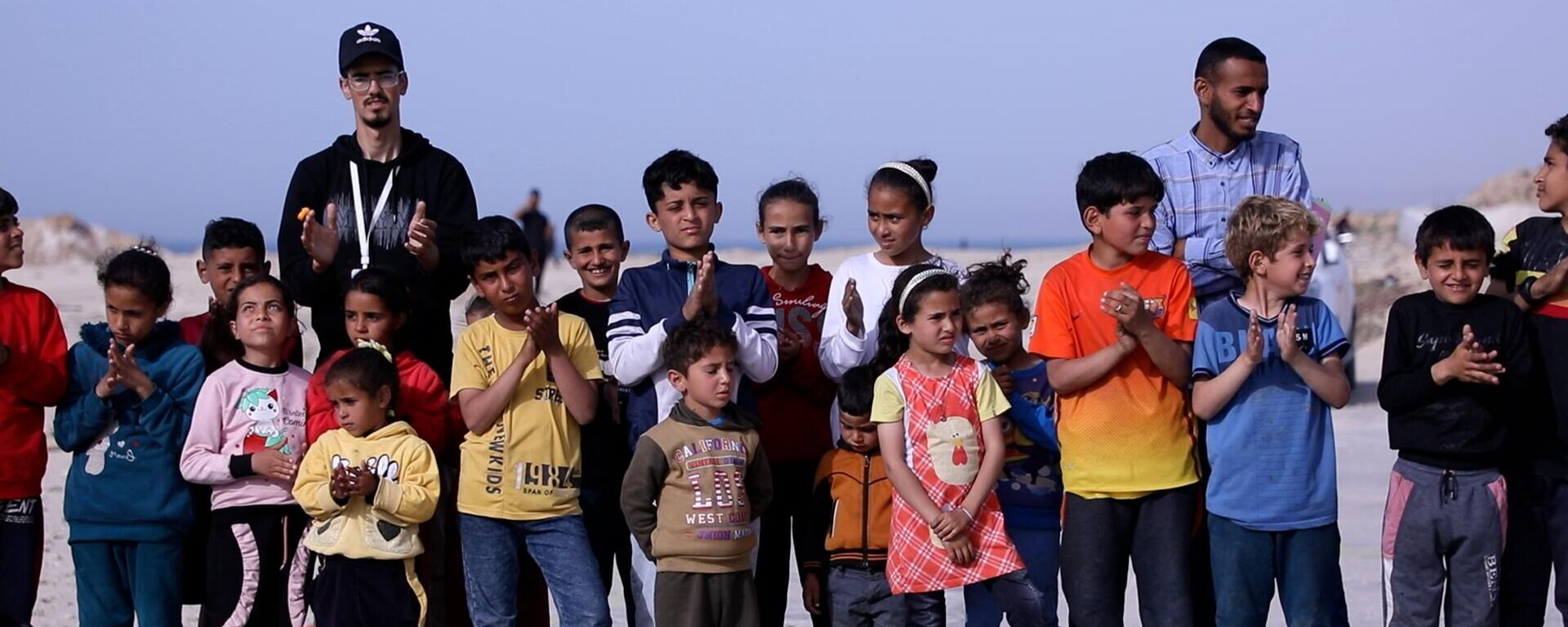 طائرات أطفال غزة الورقية تتفوق على الطائرات الإسرائيلية وتلون سماء خان يونس بعلم فلسطين  - سبوتنيك عربي, 1920, 23.07.2025