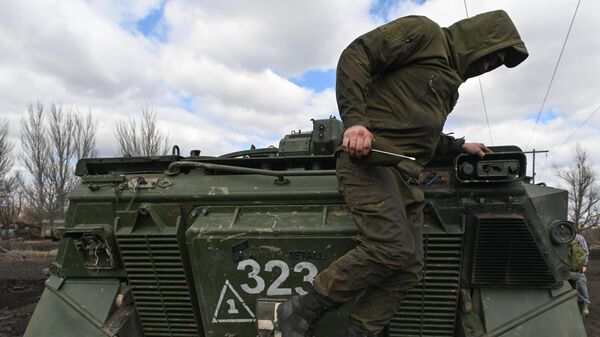 عربة ماردر الألمانية التي تم الاستيلاء عليها في بلدة سيفيرنو بالقرب من أفدييفكا في منطقة العمليات العسكرية في أوكرانيا. - سبوتنيك عربي