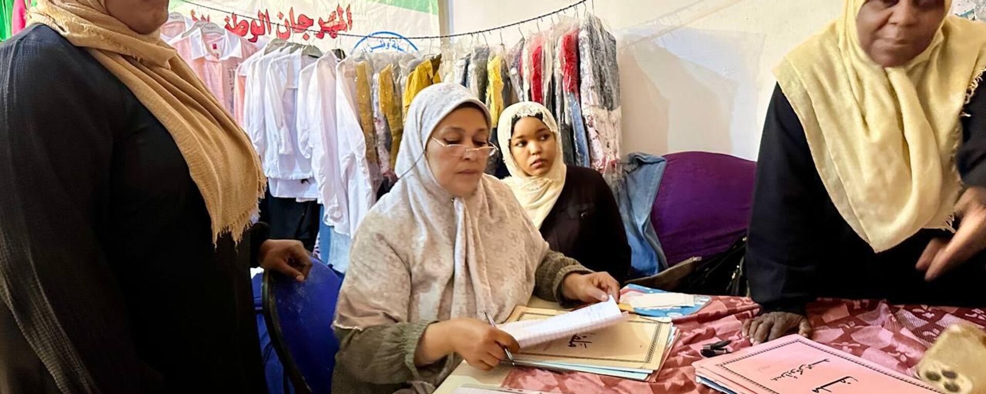 حملة نسائية لتوزيع ملابس العيد على الفقراء والمحتاجين بالعاصمة طرابلس - سبوتنيك عربي, 1920, 04.04.2024