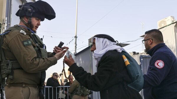 فلسطينيون من الضفة الغربية وهم في طريقهم للعبور إلى مجمع المسجد الأقصى في القدس، لأداء صلاة الجمعة الأخيرة من شهر رمضان المبارك، عند حاجز قلنديا، 5 أبريل. 2024. - سبوتنيك عربي