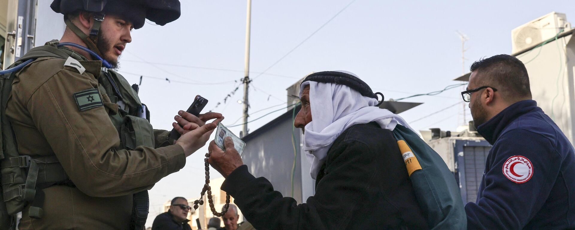 فلسطينيون من الضفة الغربية وهم في طريقهم للعبور إلى مجمع المسجد الأقصى في القدس، لأداء صلاة الجمعة الأخيرة من شهر رمضان المبارك، عند حاجز قلنديا، 5 أبريل. 2024. - سبوتنيك عربي, 1920, 04.09.2024