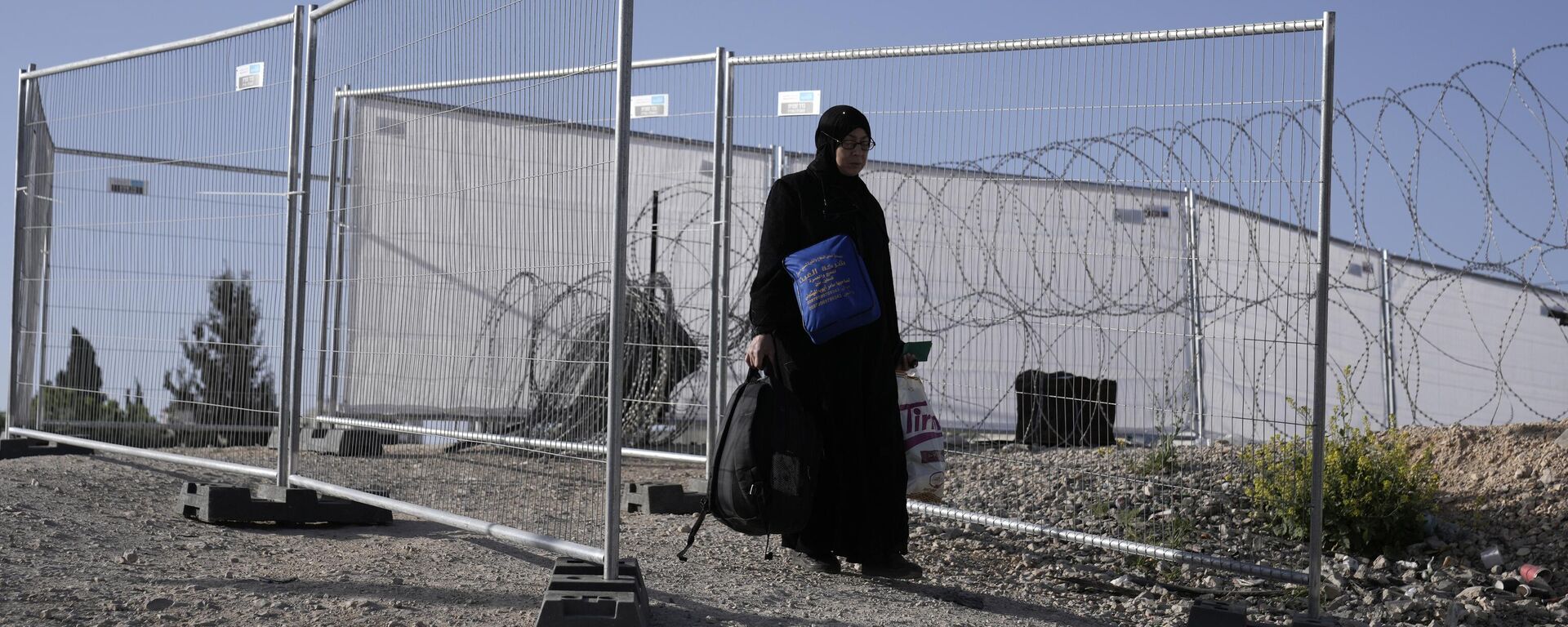 فلسطينيون من الضفة الغربية وهم في طريقهم للعبور إلى مجمع المسجد الأقصى في القدس، لأداء صلاة الجمعة الأخيرة من شهر رمضان المبارك، عند حاجز قلنديا، 5 أبريل. 2024. - سبوتنيك عربي, 1920, 24.12.2025