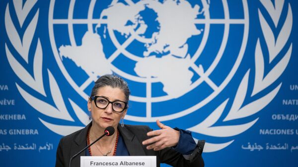 المقررة الخاصة للأمم المتحدة المعنية بحالة الحقوق في الأراضي الفلسطينية، فرانشيسكا ألبانيز تتحدث خلال مؤتمر صحفي خلال جلسة لمجلس حقوق الإنسان التابع للأمم المتحدة، في جنيف، في 27 مارس، 2024. - سبوتنيك عربي