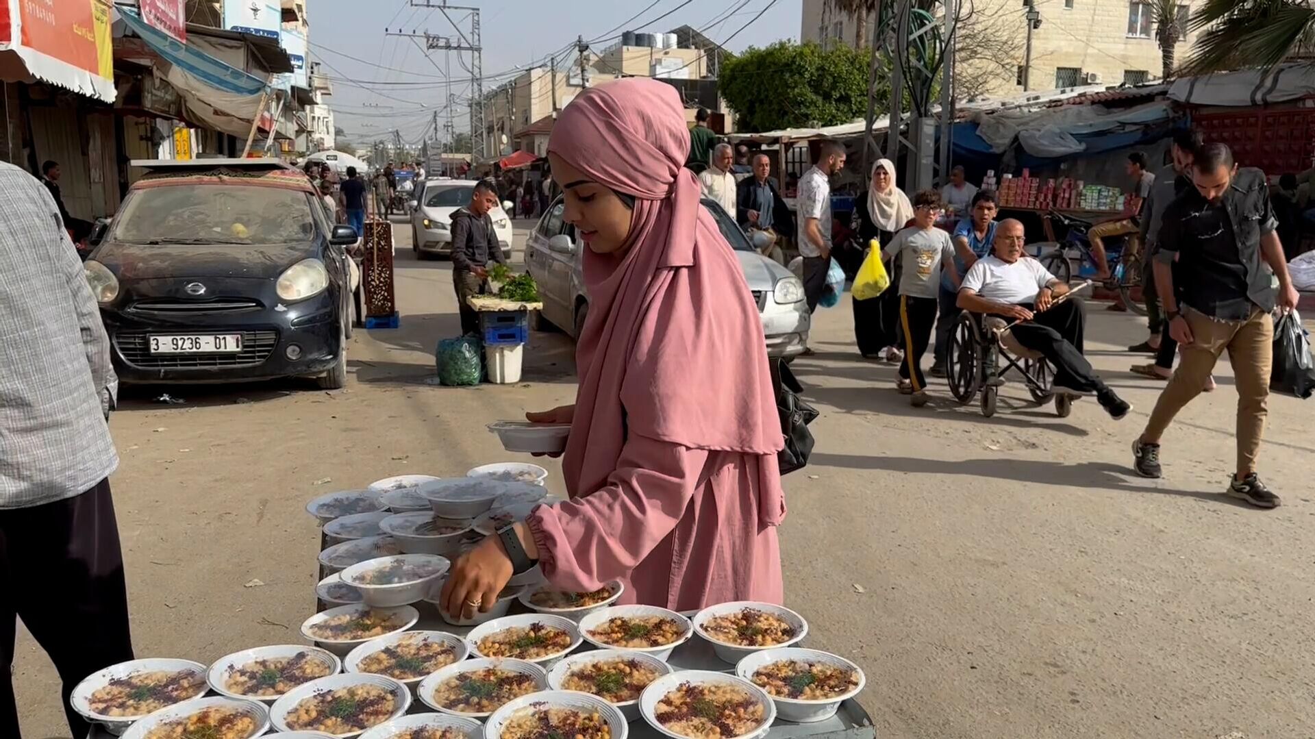 طالبة جامعية تبيع الحمص لإعالة أسرتها في دير البلح  - سبوتنيك عربي, 1920, 08.04.2024