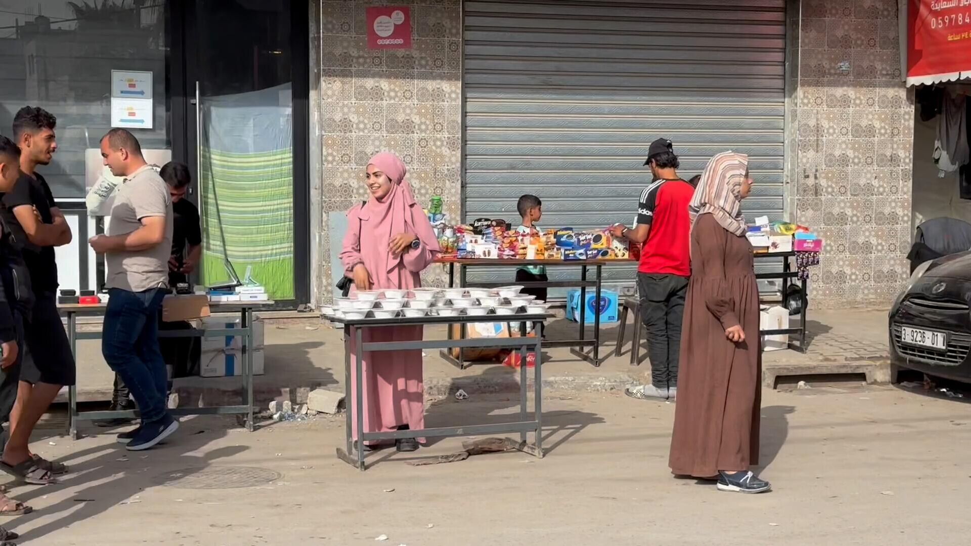 طالبة جامعية تبيع الحمص لإعالة أسرتها في دير البلح  - سبوتنيك عربي, 1920, 08.04.2024