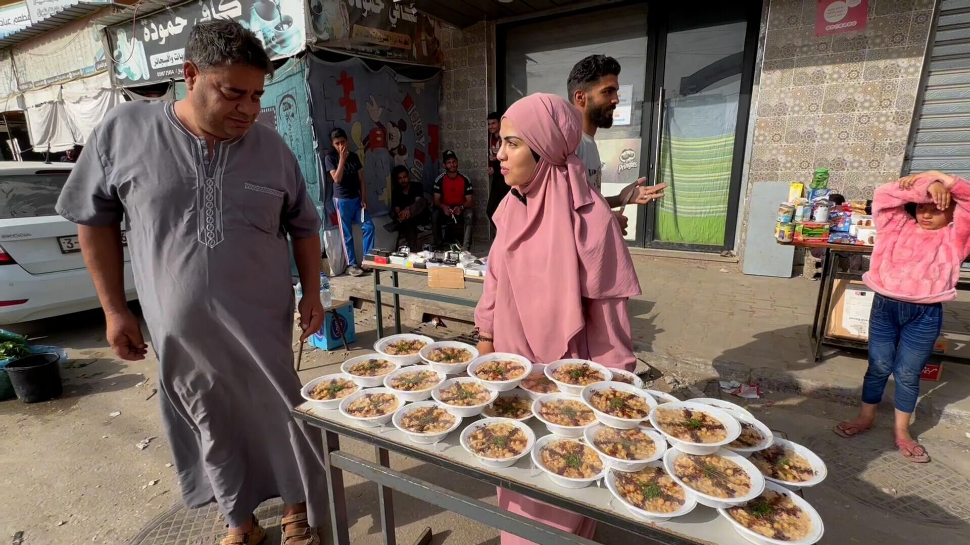 طالبة جامعية تبيع الحمص لإعالة أسرتها في دير البلح  - سبوتنيك عربي, 1920, 08.04.2024