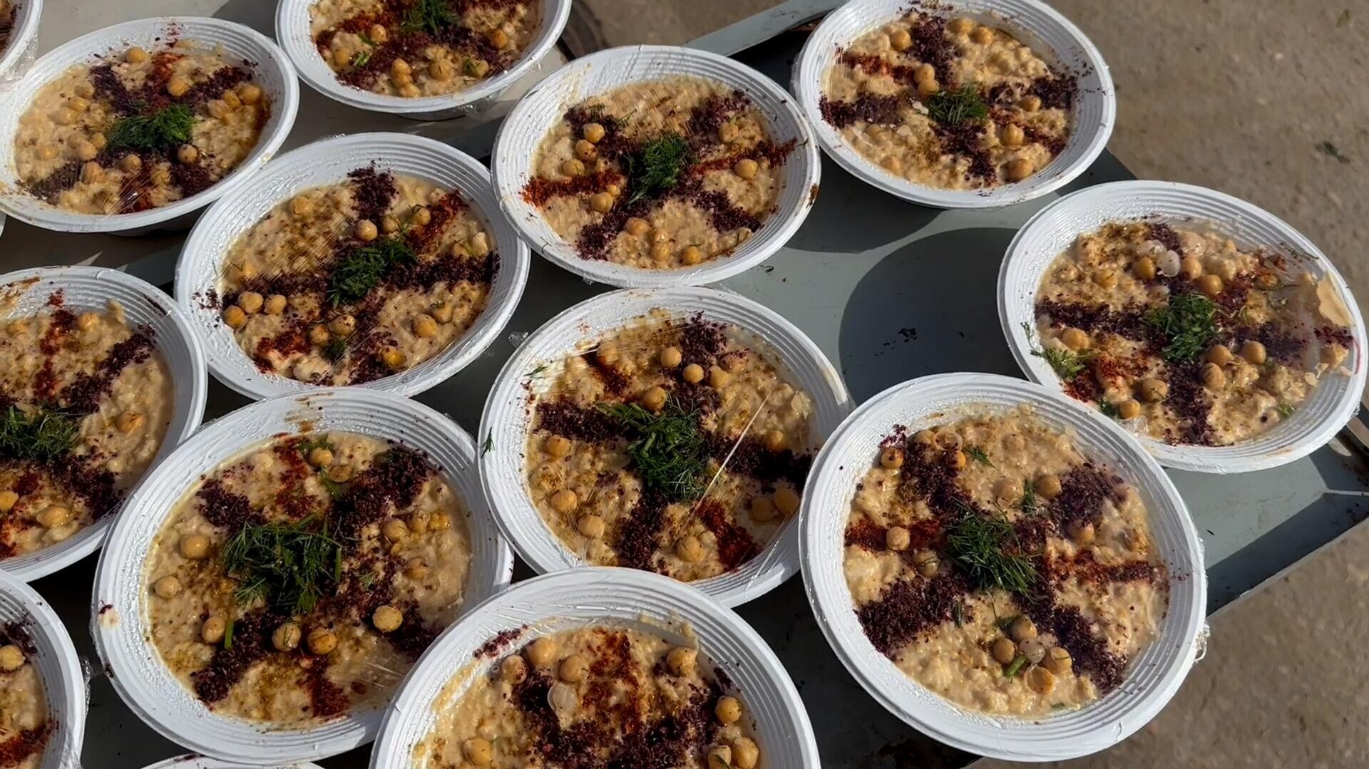 طالبة جامعية تبيع الحمص لإعالة أسرتها في دير البلح  - سبوتنيك عربي, 1920, 08.04.2024