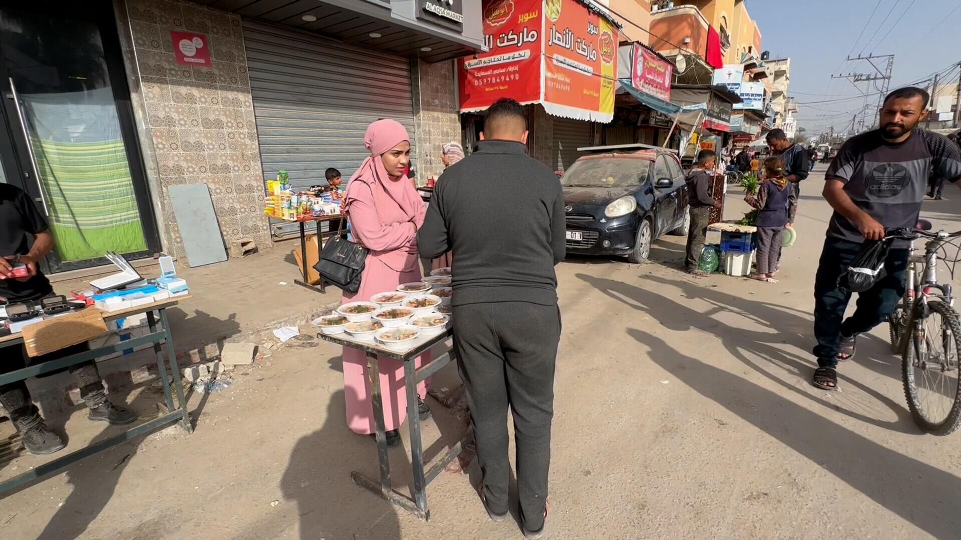 طالبة جامعية تبيع الحمص لإعالة أسرتها في دير البلح  - سبوتنيك عربي, 1920, 08.04.2024