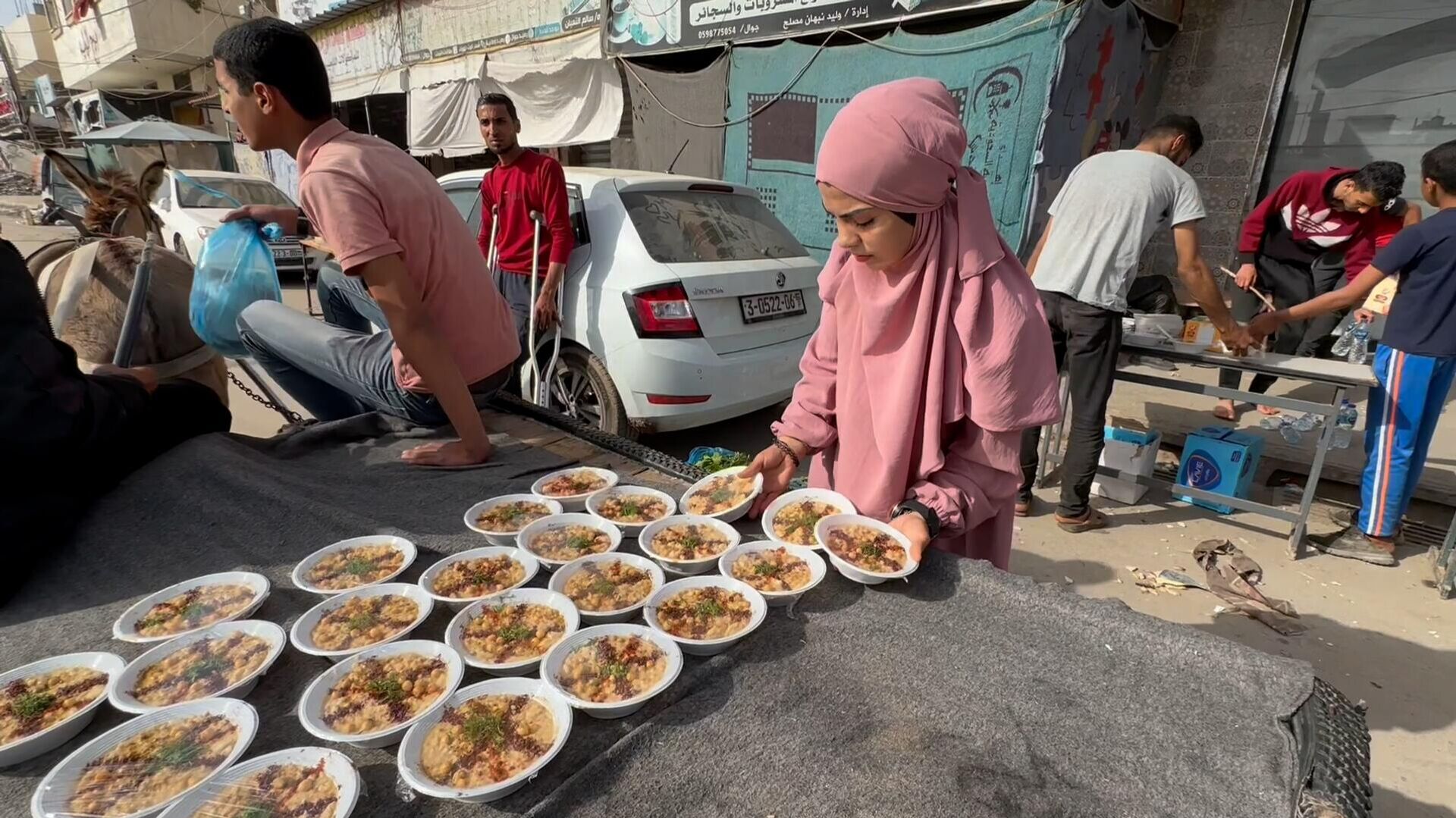 طالبة جامعية تبيع الحمص لإعالة أسرتها في دير البلح  - سبوتنيك عربي, 1920, 08.04.2024