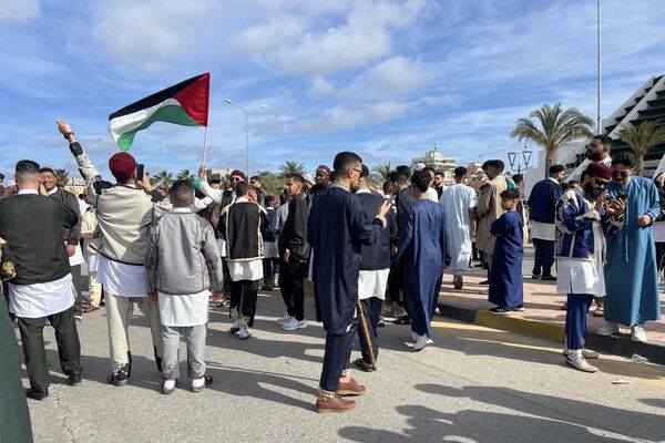 تجمّع المئات من شباب بنغازي عقب صلاة عيد الفطر في ساحة تيبستي الشهيرة وسط المدينة، معبرين عن تضامنهم مع أهل غزة، 10 أبريل 2024.
تجمّع المئات من شباب بنغازي عقب صلاة عيد الفطر في ساحة تيبستي الشهيرة وسط المدينة، معبرين عن تضامنهم مع أهل غزة، 10 أبريل 2024.
- سبوتنيك عربي