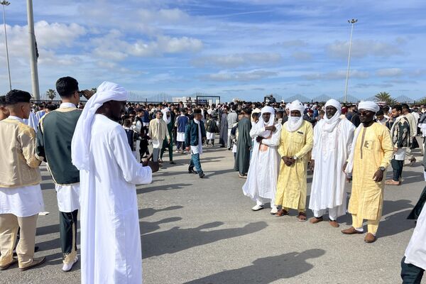 تجمّع المئات من شباب بنغازي عقب صلاة عيد الفطر في ساحة تيبستي الشهيرة وسط المدينة، معبرين عن تضامنهم مع أهل غزة، 10 أبريل 2024.
تجمّع المئات من شباب بنغازي عقب صلاة عيد الفطر في ساحة تيبستي الشهيرة وسط المدينة، معبرين عن تضامنهم مع أهل غزة، 10 أبريل 2024.
- سبوتنيك عربي