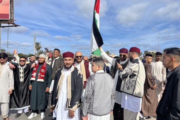 تجمّع المئات من شباب بنغازي عقب صلاة عيد الفطر في ساحة تيبستي الشهيرة وسط المدينة، معبرين عن تضامنهم مع أهل غزة، 10 أبريل 2024.
تجمّع المئات من شباب بنغازي عقب صلاة عيد الفطر في ساحة تيبستي الشهيرة وسط المدينة، معبرين عن تضامنهم مع أهل غزة، 10 أبريل 2024.
- سبوتنيك عربي