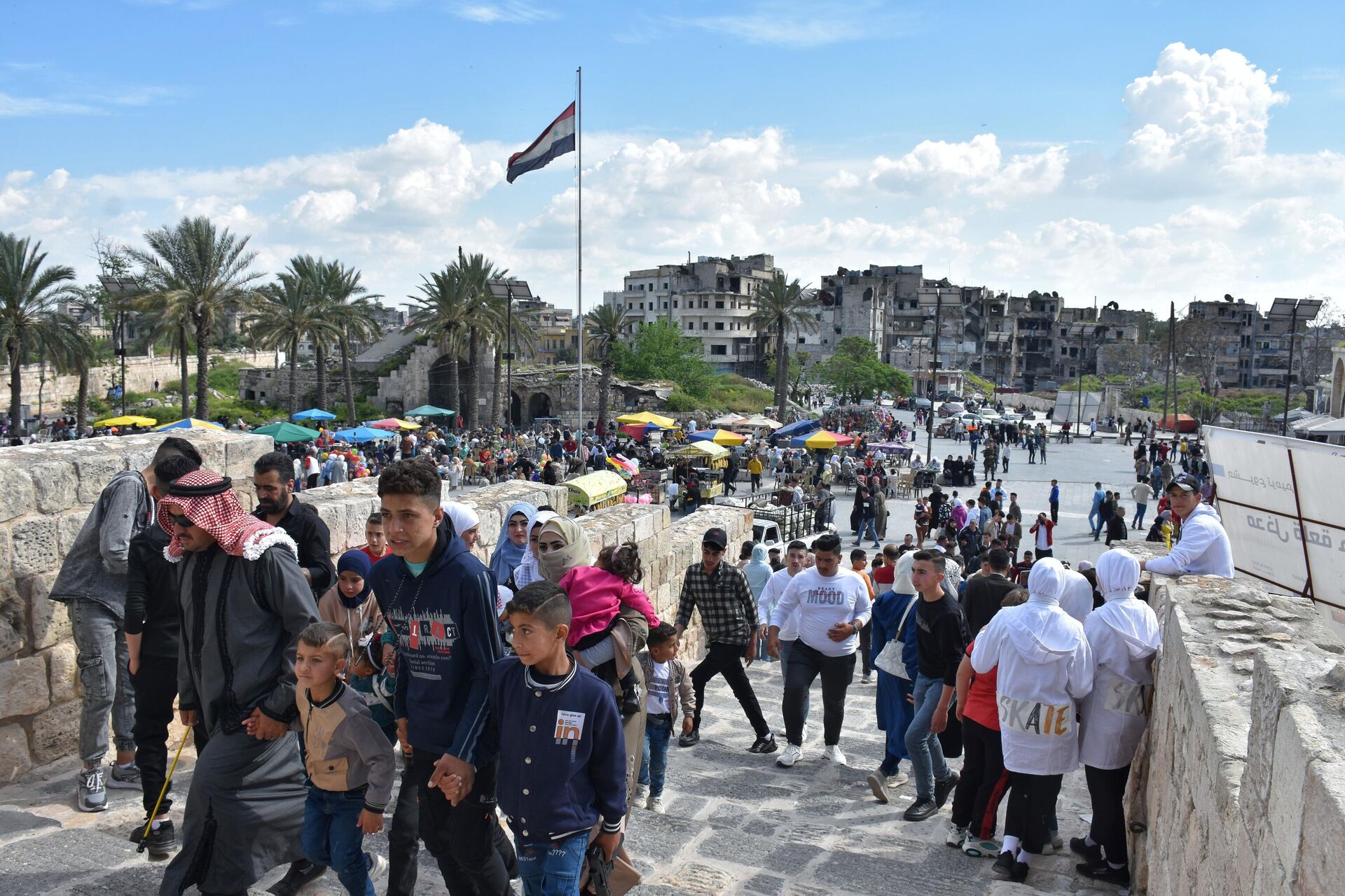 الحلبيون يخرجون إلى قلعتهم التاريخية احتفاءا بعيد الفطر - سبوتنيك عربي, 1920, 11.04.2024