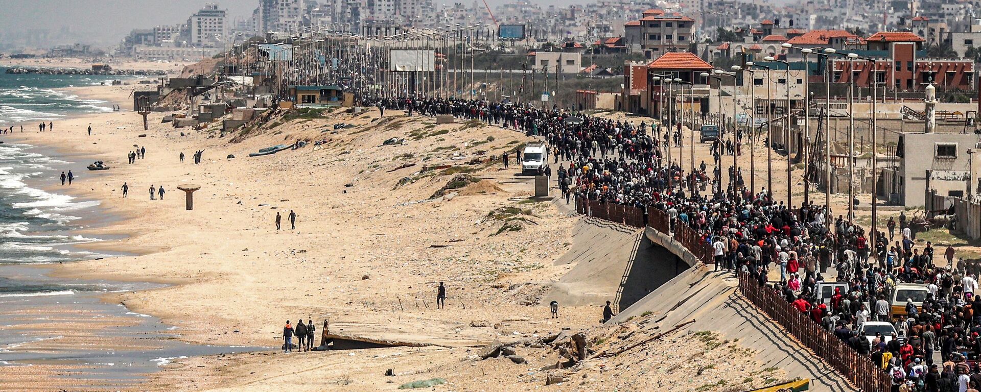 النازحون الفلسطينيون يتوجهون من جنوب قطاع غزة إلى شماله عبر شارع الرشيد، للعودة إلى منازلهم في غزة، 14 أبريل 2024 - سبوتنيك عربي, 1920, 10.05.2024