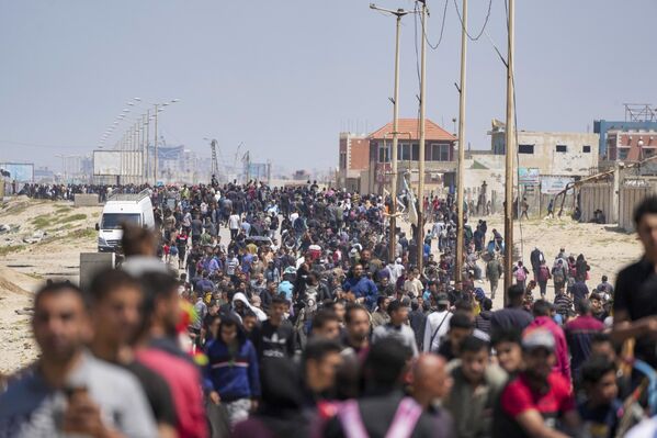 النازحون الفلسطينيون يتوجهون من جنوب قطاع غزة إلى شماله عبر شارع الرشيد، للعودة إلى منازلهم في غزة، 14 أبريل 2024 - سبوتنيك عربي