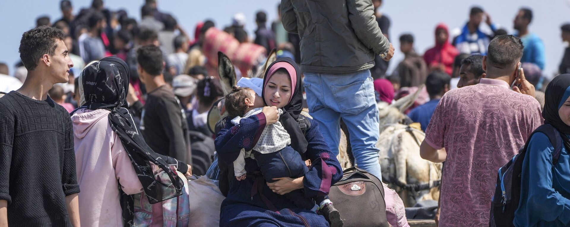 النازحون الفلسطينيون يتوجهون من جنوب قطاع غزة إلى شماله عبر شارع الرشيد، للعودة إلى منازلهم في غزة، 14 أبريل 2024 - سبوتنيك عربي, 1920, 26.09.2024