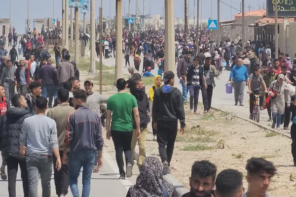 آلاف النازحين يحاولون العودة إلى منازلهم شمالي قطاع غزة والجيش الإسرائيلي يمنعهم بالرصاص - سبوتنيك عربي